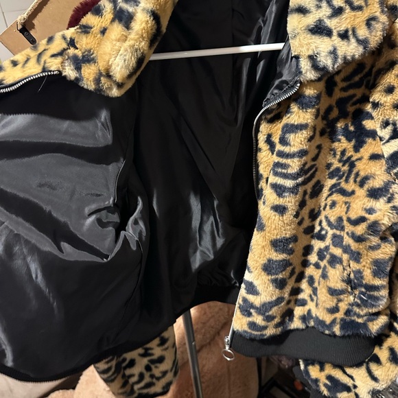 Cropped Leopard Print Faux Fur Jacket - Picture 3 of 4